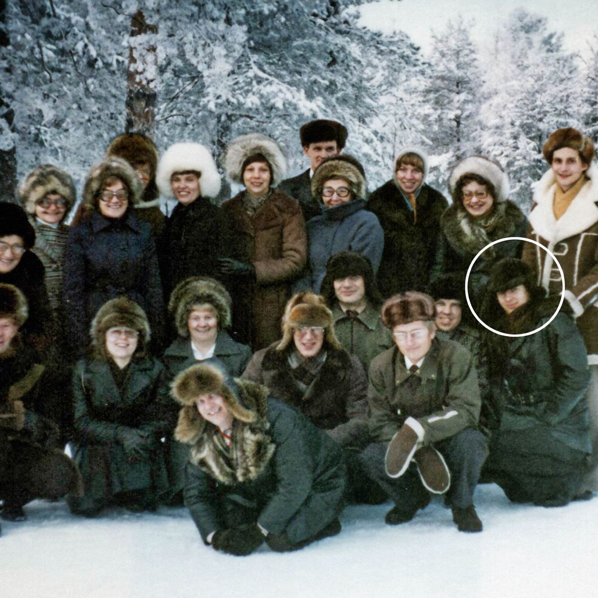 Erkki karo kanca-kancané ing Sekolah kanggo Perintis. Meréka foto ing njaba pas lagi ana salju. Kabèh nganggo mantel bulu lan topi.