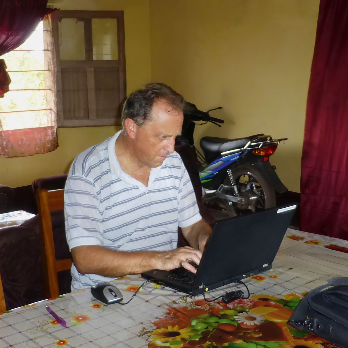 Franco ngetik ing laptopé.