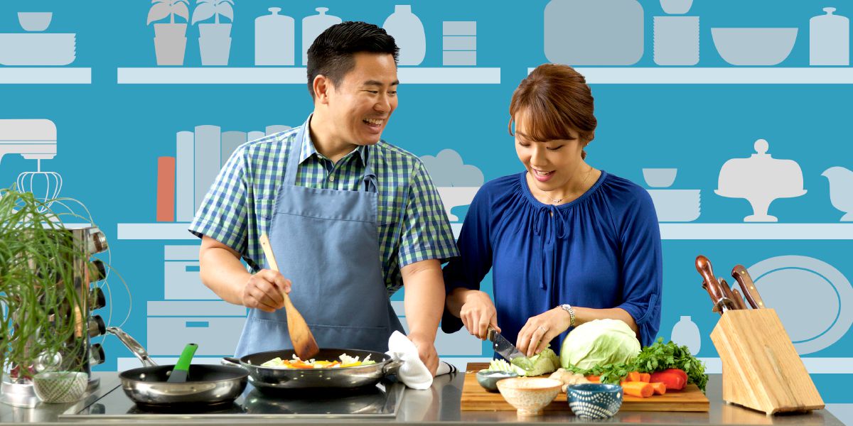 Wong lanang lan bojoné masak bareng-bareng