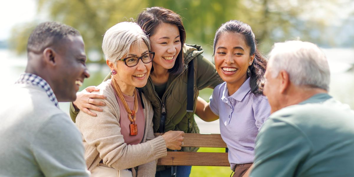 მეგობრები პარკში სასიამოვნოდ ატარებენ დროს; ისინი სხვადასხვა ასაკის არიან.