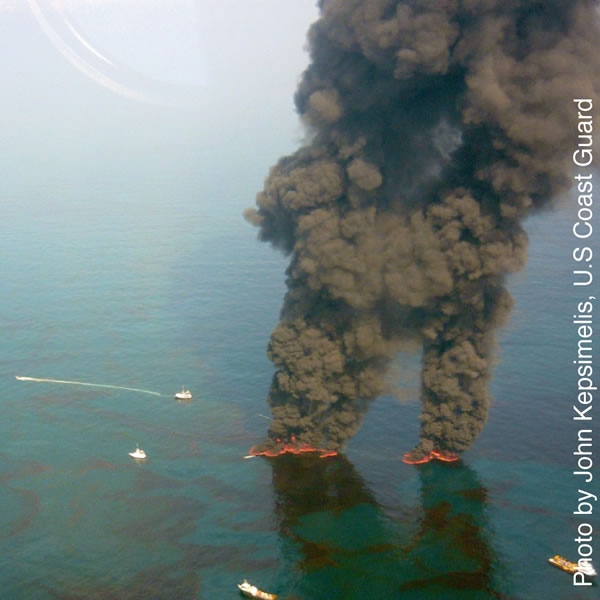 მექსიკის ყურე
2010 წლის აპრილში მექსიკის ყურეში მომხდარი ნავთობკატასტროფის შემდეგ დაახლოებით სამი თვის განმავლობაში ზღვაში იღვრებოდა დიდი რაოდენობით ნავთობი და თხევადი აირი. მკვლევართა ერთმა ჯგუფმა აღმოაჩინა, რომ ამ ამბიდან ორთვე-ნახევრის შემდეგ ზოგიერთი დამაბინძურებელი ნივთიერება გაქრა. ისინი ასკვნიან, რომ ამის მიზეზი ბაქტერიაა, რომელიც მეთანის ნაწილაკებს შლის. თუმცა ზოგი მეცნიერი ამ აზრს სკეპტიკურად უყურებს. ისინი ფიქრობენ, რომ ნავთობის დიდი რაოდენობა ოკეანის ფსკერზე დაილექა.
პერუ
ყველაზე ძველი სიმინდის ტაროს (ნაჩვენებია სურათზე) შესწავლით დამტკიცდა, რომ ჩრდილოეთ პერუს მკვიდრნი, სულ მცირე, 3 000 წლის წინათ მიირთმევდნენ ბატიბუტსა და სიმინდის ფქვილს.
რუსეთი
18—35 წლამდე ასაკის რუსეთის მოქალაქეების 59 პროცენტი ფიქრობს, რომ „ცხოვრებაში წარმატების მისაღწევად ზოგჯერ ზნეობრივი პრინციპებიც უნდა დაარღვიო“ („რასიისკაია გაზეტა“).
იტალია
ადრია-როვიგოს კათოლიკე ეპისკოპოსი ლუსიო სურავიტო დე ფრანჩესკი ფიქრობს, რომ რელიგიური ცნობა ადამიანებს უშუალოდ იქ უნდა გადასცე, სადაც ცხოვრობენ. ის ამბობს: „ჩვენი, როგორც სულიერი მწყემსების მოვალეობა ის არის, რომ სამრეკლოს ზარების რეკვის ნაცვლად, მრევლის კარზე დავრეკოთ ზარი“.
სამხრეთ აფრიკის რესპუბლიკა
ერთი კილოგრამი მარტორქის რქის ფასი, რომელსაც სამედიცინო მიზნით იყენებენ, შავ ბაზარზე 65 000 ამერიკულ დოლარამდე გაიზარდა. 2011 წელს მარტო სამხრეთ აფრიკაში ბრაკონიერებმა 448 მარტორქა მოკლეს. მარტორქების რქების ძიებაში ევროპაში ყაჩაღებმა არაერთი მუზეუმი და სააუქციონო სახლი გატეხეს. ფიქრობენ, რომ საფრთხე ზოოპარკებში გამომწყვდეულ ევროპელ მარტორქებსაც ემუქრებათ.