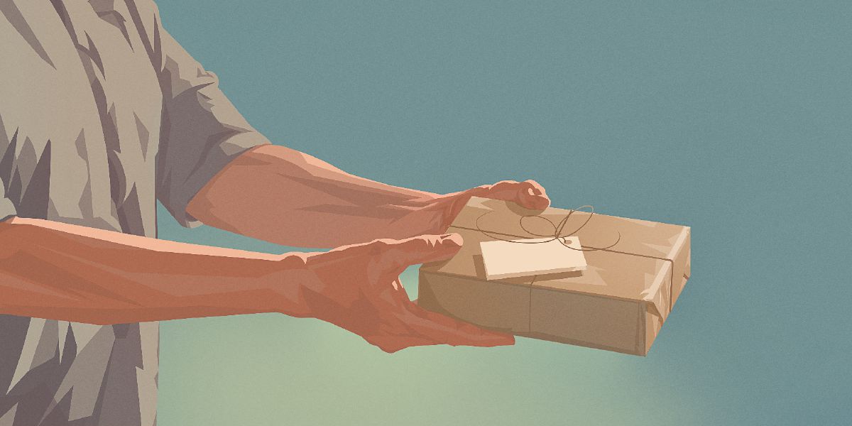 კაცს უჭირავს შეფუთული საჩუქარი