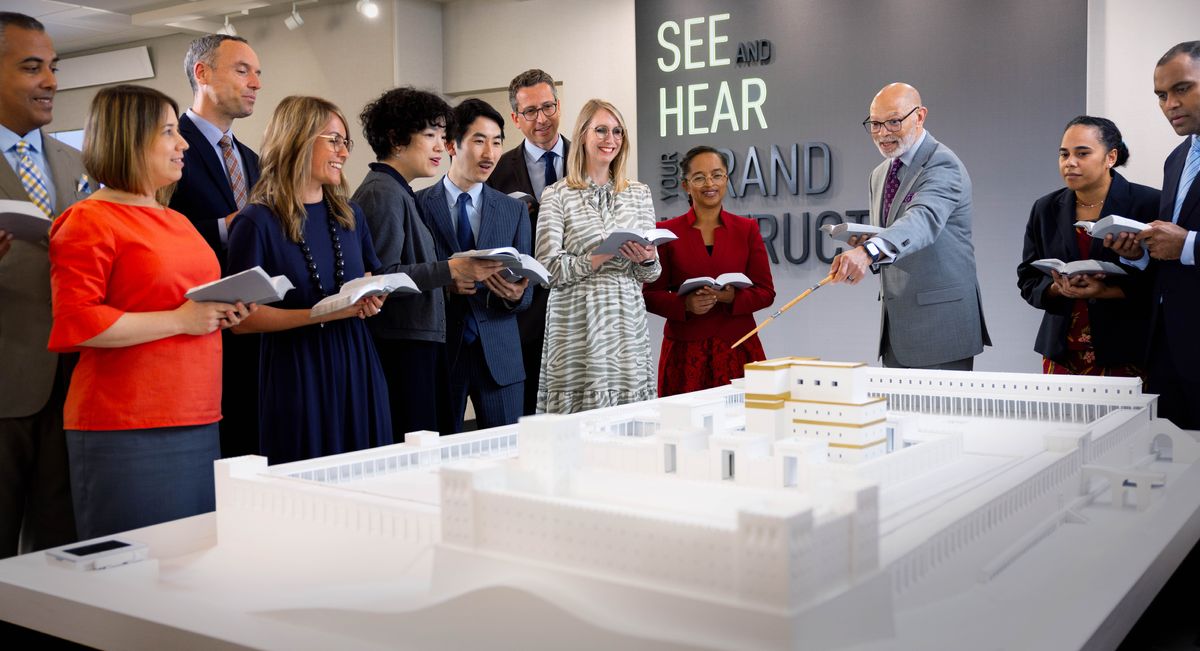 „საგუშაგო კოშკის“ ბიბლიური სკოლა „გალაადის“ მასწავლებელი იერუსალიმის ტაძრის მაკეტს იყენებს გაკვეთილზე.