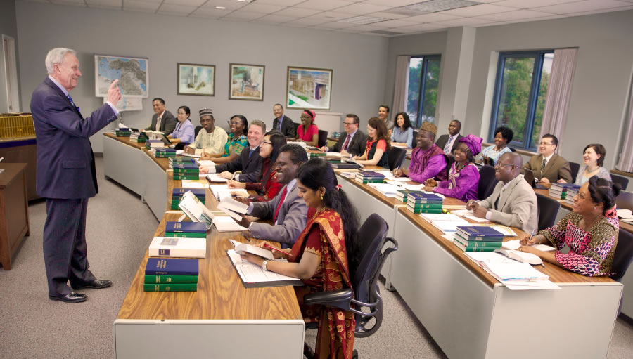 „გალაადის“ სკოლის მოსწავლეები უსმენენ მასწავლებელს