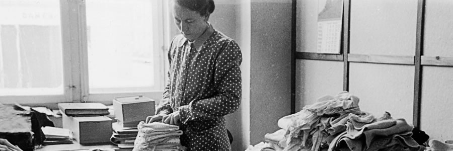 ერთი იეჰოვას მოწმე ჰუმანიტარულ დახმარებას ამზადებს თანაქრისტიანებისთვის (შვეიცარია, 1946 წელი)