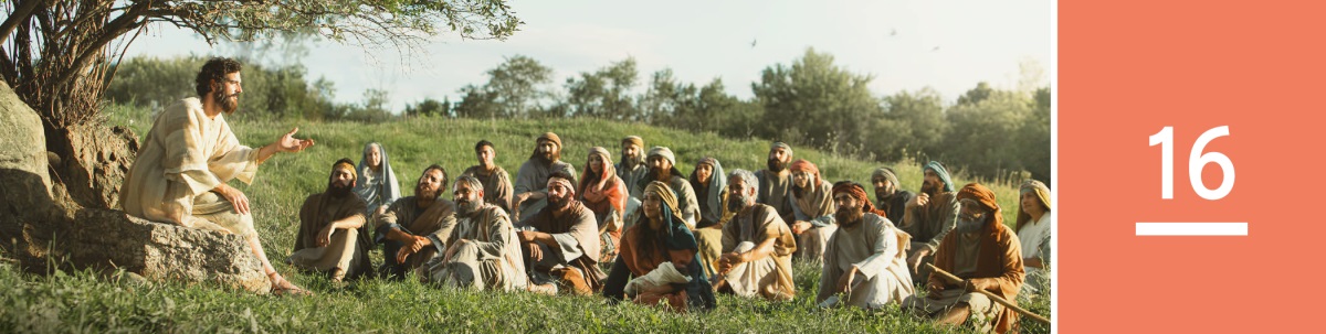 მე-16 გაკვეთილი — იესო ასწავლის მთის ფერდობზე შეკრებილ კაცებსა და ქალებს.