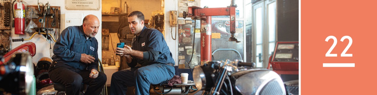 22-ე გაკვეთილი — ბიბლიის შემსწავლელი შესვენების დროს თანამშრომელს უქადაგებს ავტოსახელოსნოში.