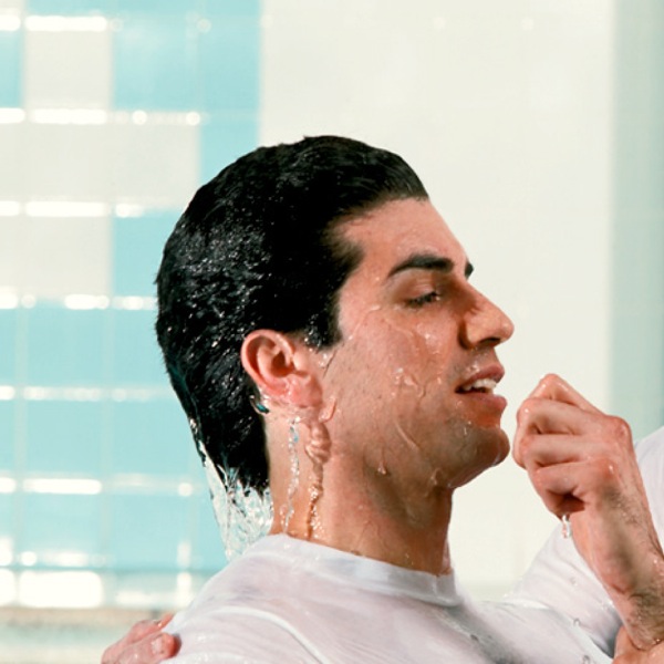 ახალგაზრდა მამაკაცი მიძღვნის ნიშნად ინათლება