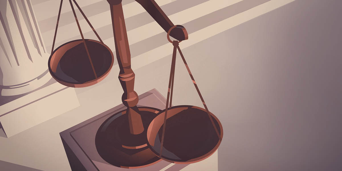 ქალი შეჰყურებს კვარცხლბეკზე მდგარ სასწორს, რომელიც სამართლიანობის სიმბოლოა.