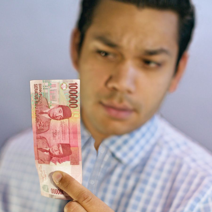 მამაკაცი უყურებს ფულს.