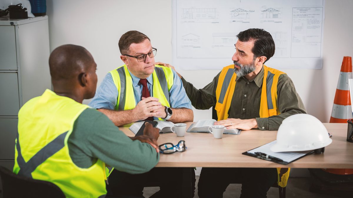 მოგვიანებით ეს ორი ძმა მას რბილად აძლევს ბიბლიაზე დაფუძნებულ რჩევას.