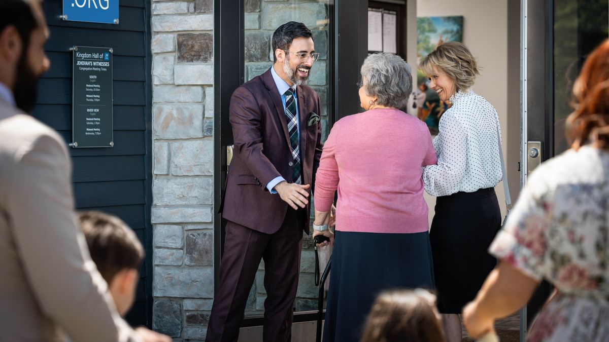 მოგვიანებით ძმა დარბაზის შესასვლელთან დგას და ღიმილიანი სახით უღებს კარს ორ დას, რომელთა შორის ერთ-ერთი ხანდაზმულია.