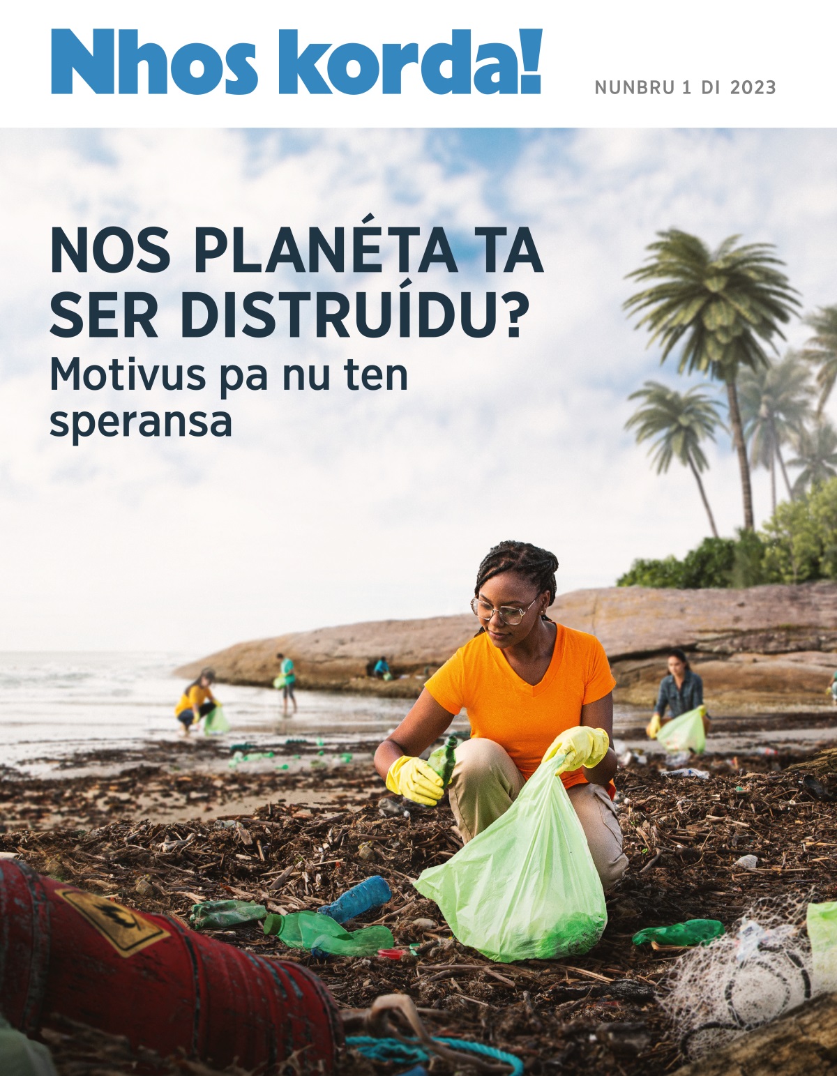 Un grupu di algen ta panha lixu na praia di mar.