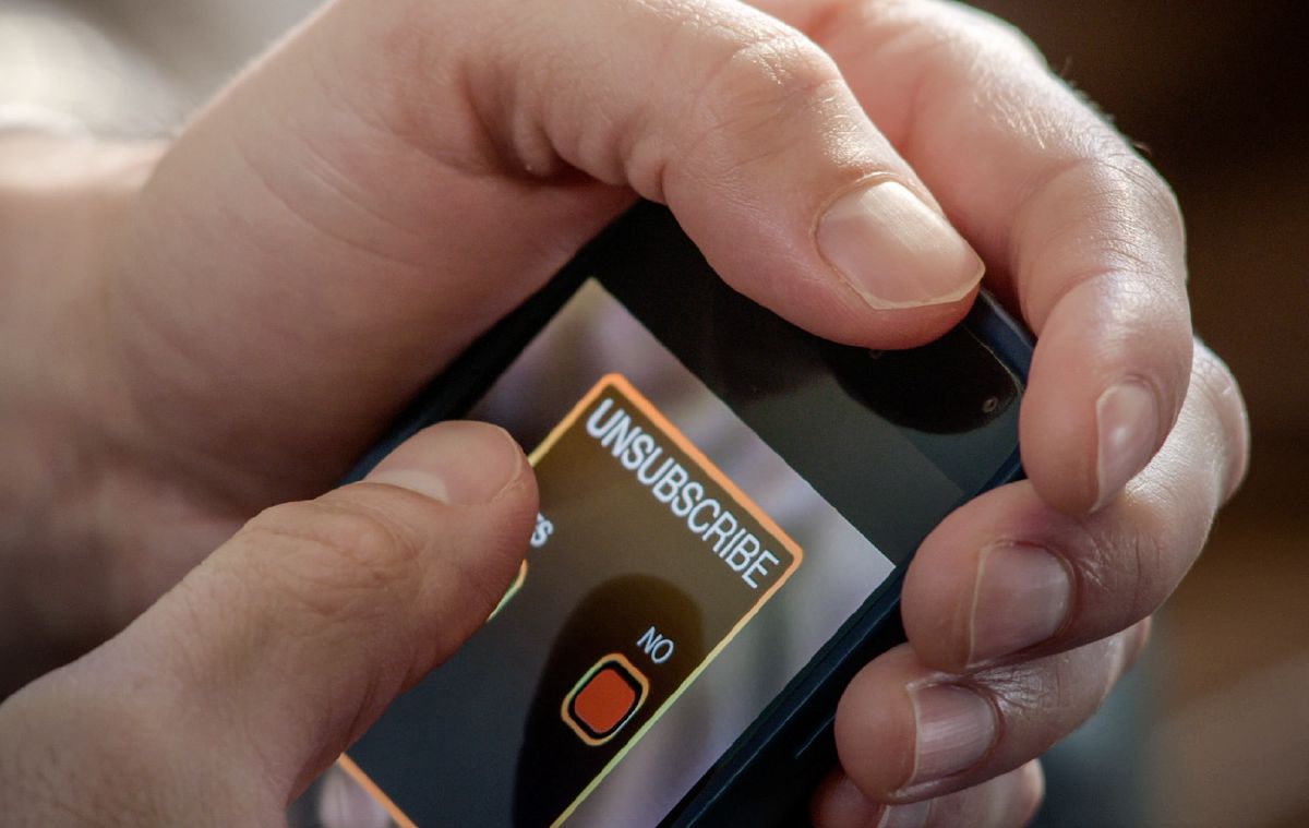 Un irmon ta paga un pájina di internet na se telemóvel