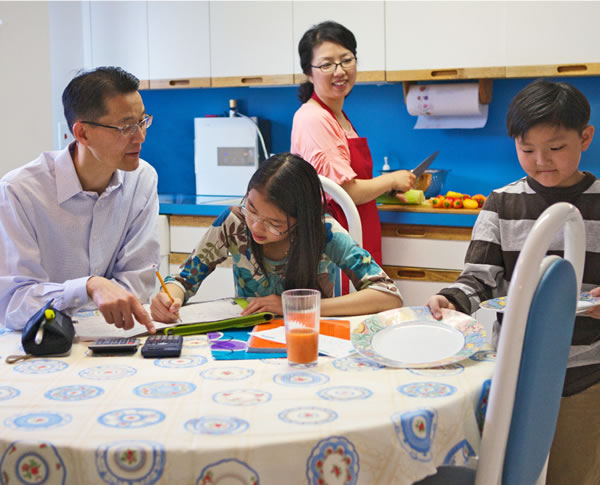 Jun li naʼbʼej ut jun li yuwaʼbʼej yookebʼ xtenqʼankilebʼ li xkokʼal saʼebʼ li rochoch