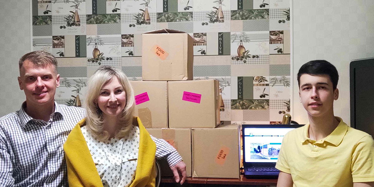 Yevhen, Iryna naMykyta ve na oipakete yoikwafa oyo va pewa.