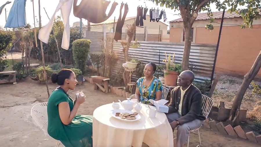 Efano la dja mokavidio ‘Kaleni mu neliudo liwa.’ Emma ta pula omayele kuCharlotte naAllan.