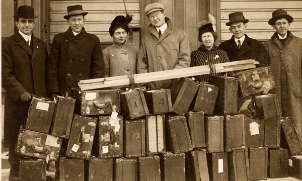 Ovakonakoni vOmbibeli noipakete yoilongifo oyo ya li hai longifwa okuulika o-Photo-Drama of Creation