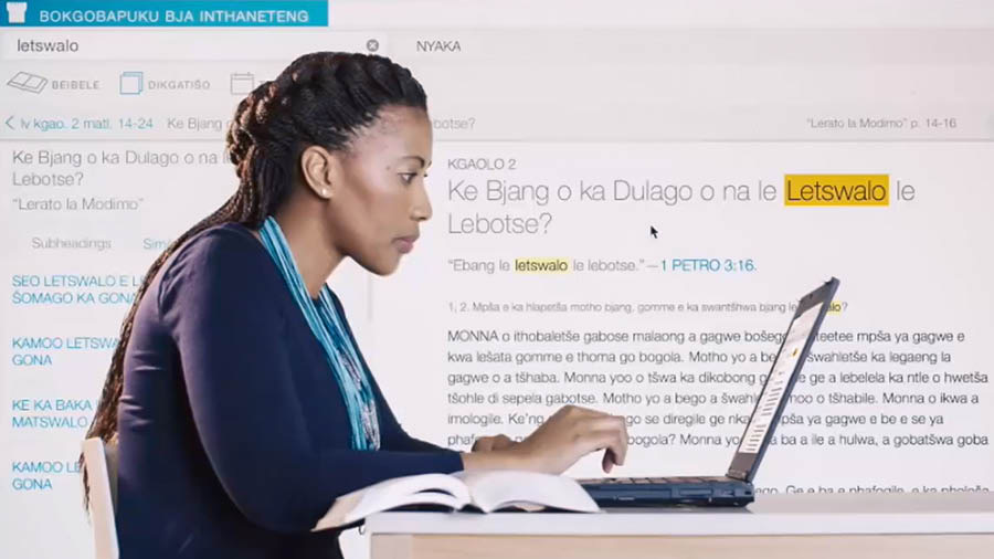 Foto ya vidyu “Kala ni Kilunji Kyambote.” Emma wamutokwesa mu “BIBLIOTECA ON-LINE da Torre de Vigia” mu komputadolo yê.