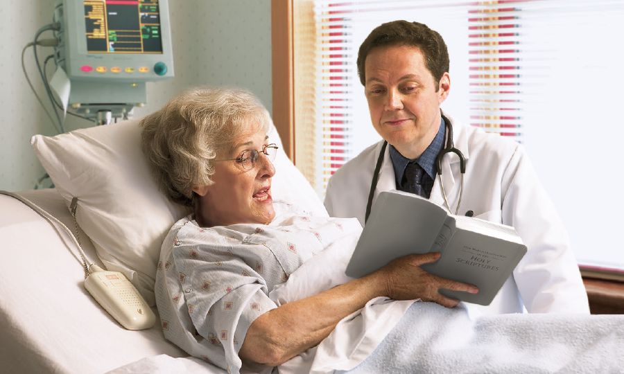 Di nexweşxaneyê de, şagirteke Îsa Mesîh ji doktorê xwe re behsa bîr û baweriya xwe ya li ser xwînê dike