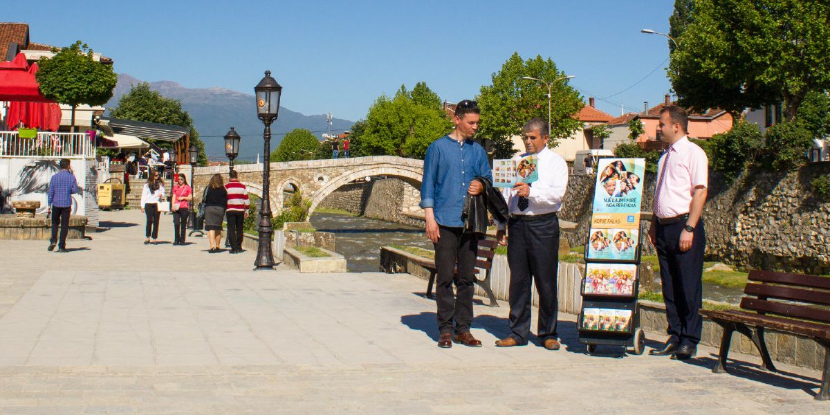 Du birayên me bi erebeya weşanan xizmet dikin