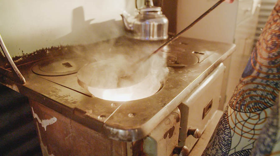 Xwendekara Kitêba Pîroz tilisma zarok dişewitîne stove.