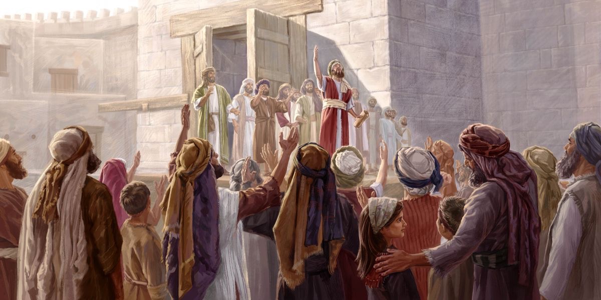 Tomarek di destê Esra de ye, ew li ber xelkê sekinî ye û pesnê Yehowa dide.