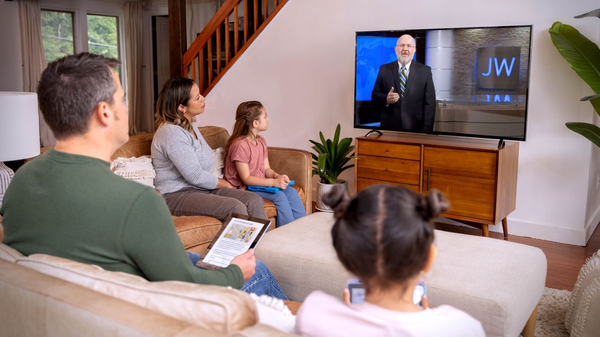 Malbatek li JW Broadcastingê temaşe dike.