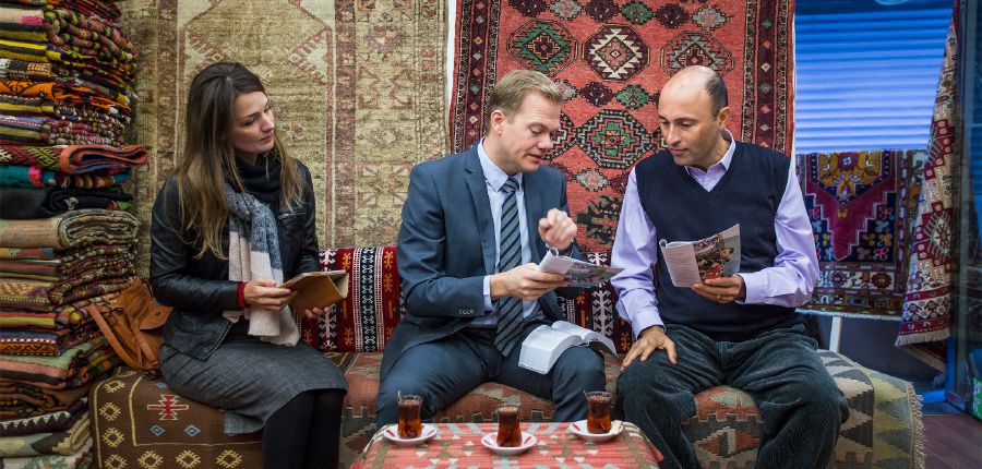 Steffen di dikana xalîçan de ji mêrikekî re der heqêmizgînê de dibêje