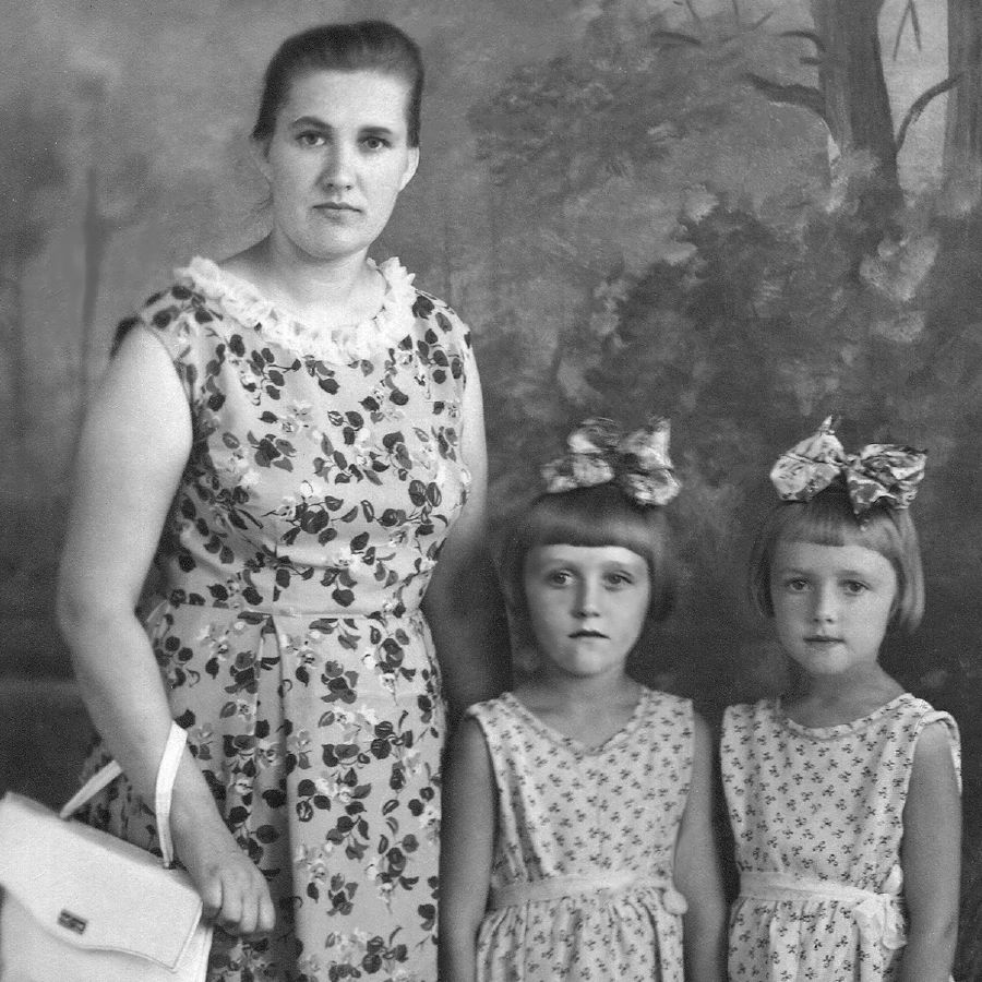Marîa Sîvulskî tevî qîzên xwe, Olga û Îrîna, di sala 1965an de