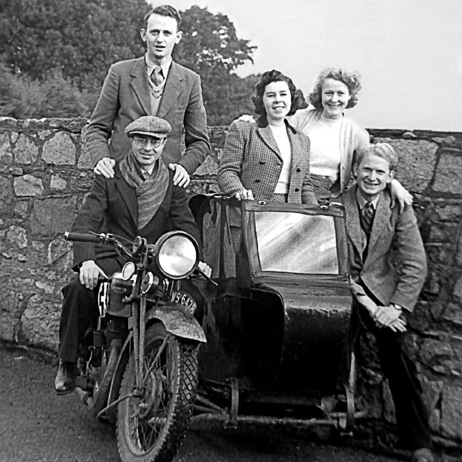 Arthur û Olive Matthews tevî pêşengan li ser motorçerxa barkêş