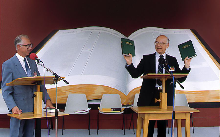 Parîs, Fransa, 1988: Jean-Marie Bockaert gotareke birayê Theodore Jaracz werdigerîne