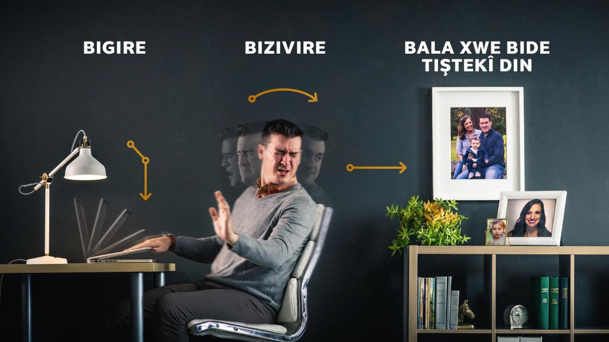 Birayek cîhaza xwe ya elektronîk digire, dizivire û bala xwe dide resmên pîrek û zarokê xwe