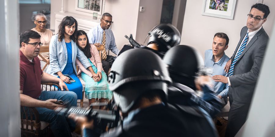 Polîs dikeve maleke Şahidên Yehowa, ên ku ji bo îbadetê li hev top bûne