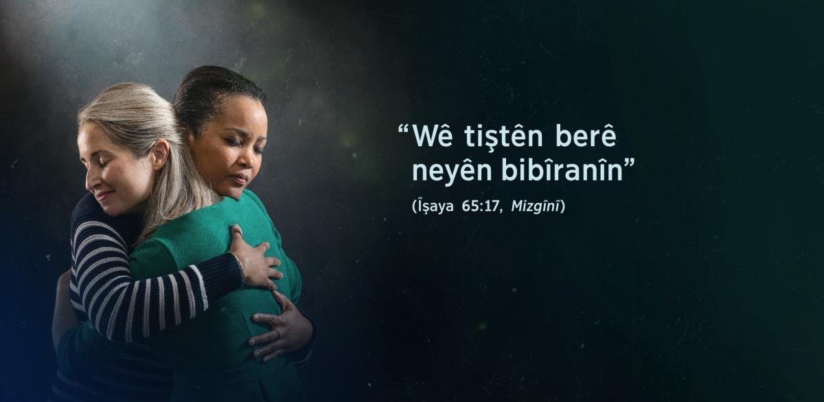Gotinên “Wê tiştên berê neyên bibîranîn” ji Îşaya 65:17 li kêleka du xwişkan xuya dikin, ên ku hevdû hembêz dikin.