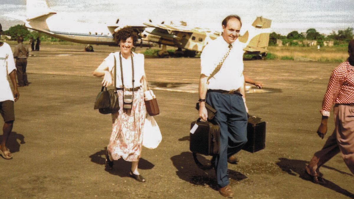 Paul û Anne digihîjin balafirgeha Lîberyayê.