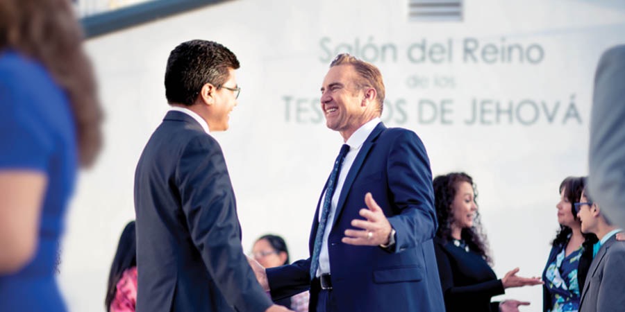 Maykil Kênzêl civata Şedên Yehowada, birakî silav dike.