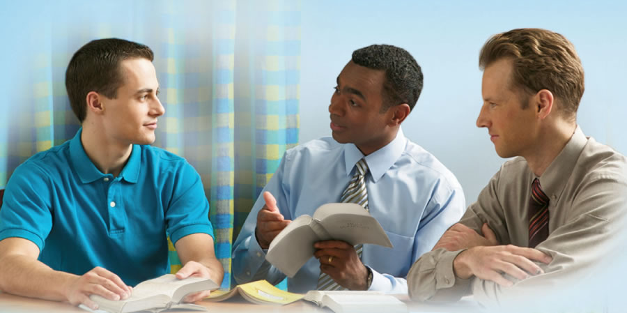 한 남자와 성서를 연구하는 여호와의 증인 두 사람