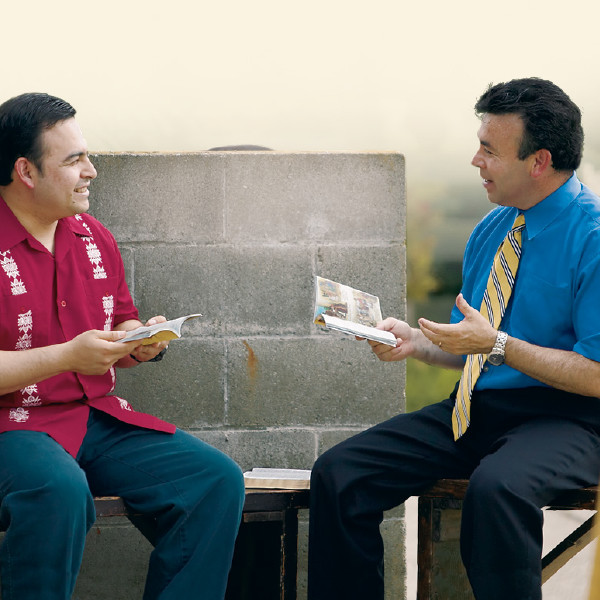 형제가 한 남자와 성서 연구를 하는 모습