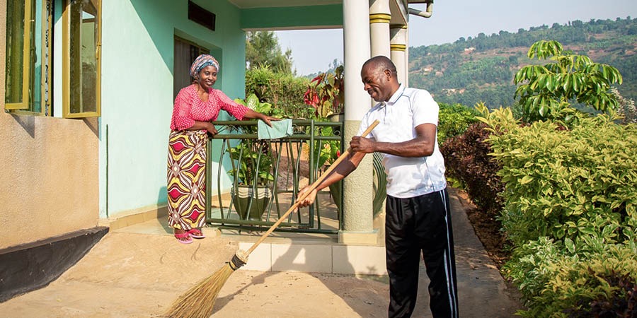 세바스티앙과 그의 아내인 스콜라스티크가 집 앞을 청소하는 모습. 세바스티앙이 바닥을 쓸고 있고 스콜라스티크는 난간을 닦고 있다.