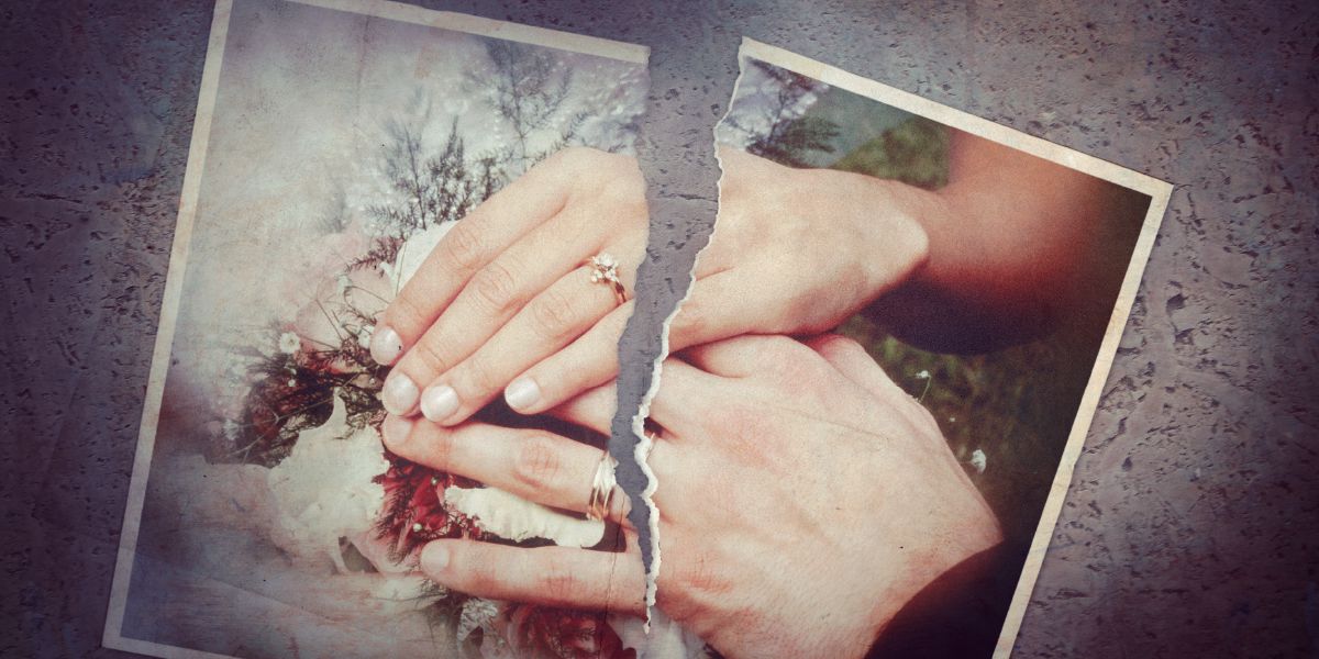 반으로 찢어진 결혼 사진
