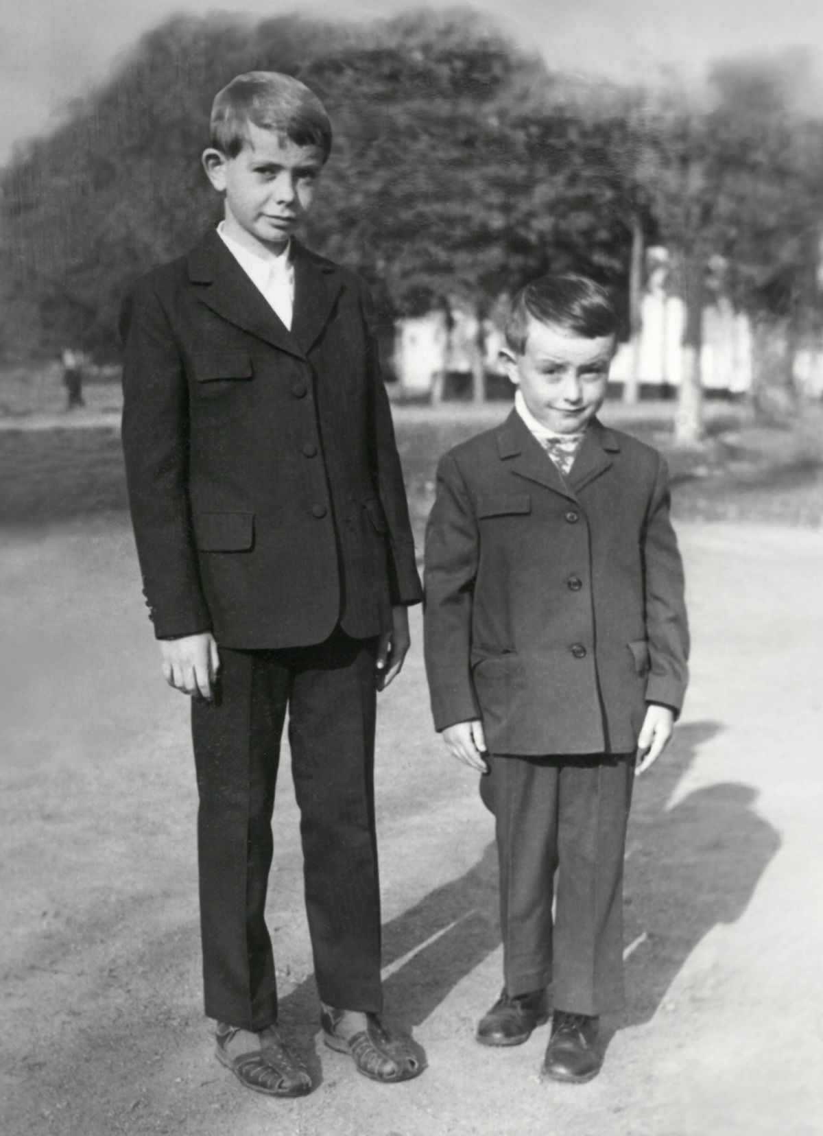 어린 시절, 올레흐가 남동생 미하일로 옆에 서 있는 모습.