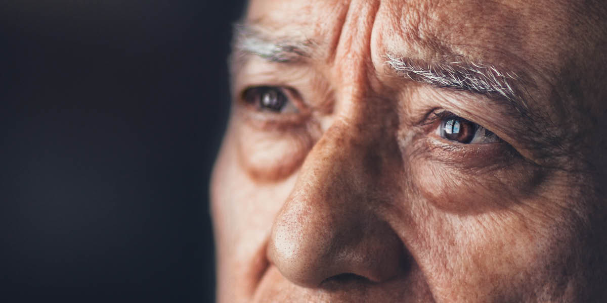 걱정을 하고 있는 연로한 남자