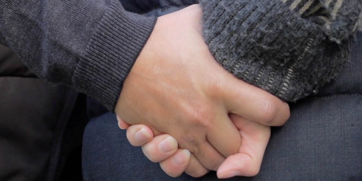 남자와 여자가 손을 잡고 있는 모습