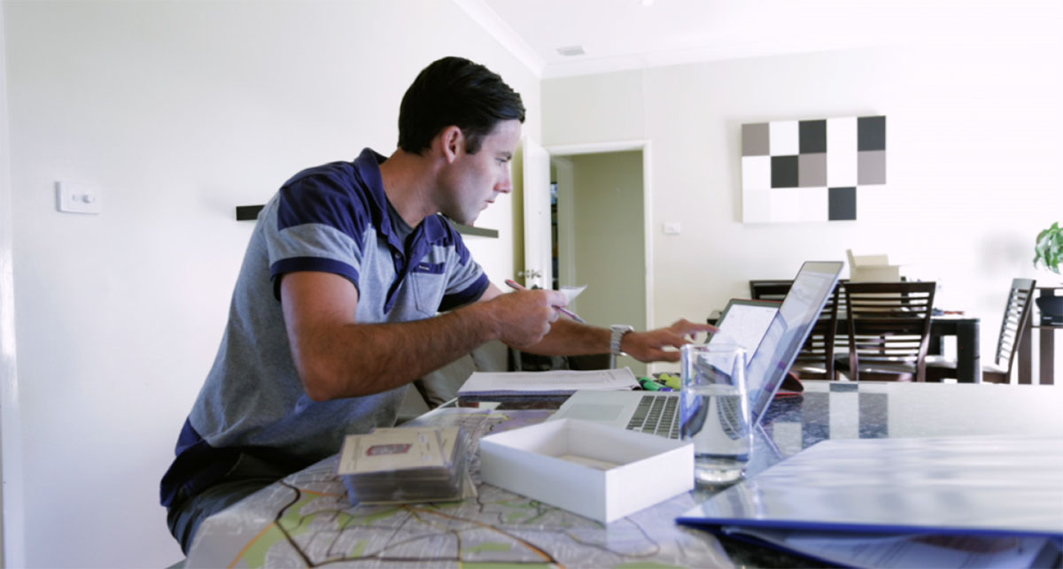 벤 형제가 구역 지도를 업데이트하는 모습