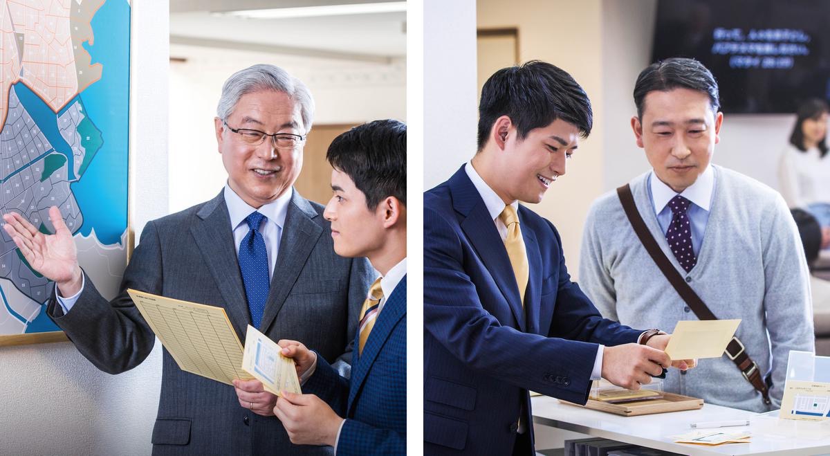 사진 모음: 1. 한 장로가 젊은 형제에게 회중 봉사 구역을 관리하는 방법을 알려 주고 있다. 장로는 이 형제에게 회중 구역 지도, 구역 배정 기록, 그리고 구역 카드에 있는 지도를 보여 준다. 2. 그 젊은 형제가 다른 형제에게 구역 카드에 나오는 지도를 사용하는 법을 설명하고 있다.