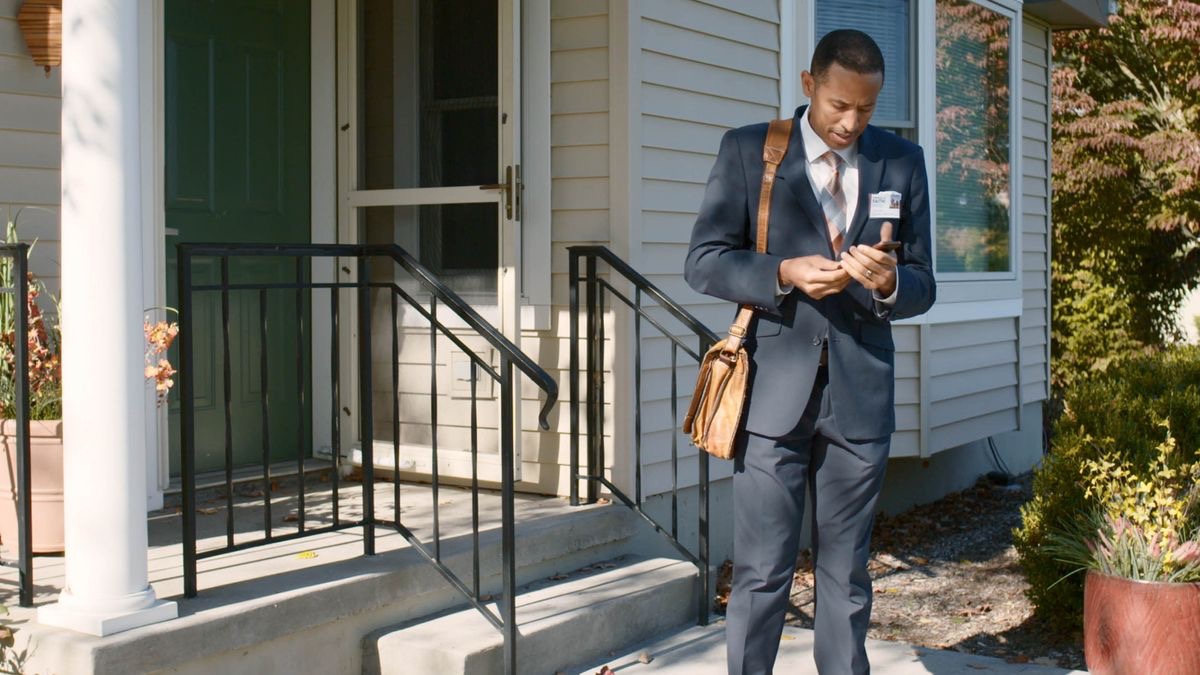 “믿음이 없는 사람이 아니라 믿음을 가진 사람을 본받으십시오—모세와 파라오” 동영상의 한 장면. 한 형제가 자신이 참석하게 되어 있는 지역 대회에 가려고 집을 나섰는데 직장에서 걸려 온 급한 전화를 받는 모습.