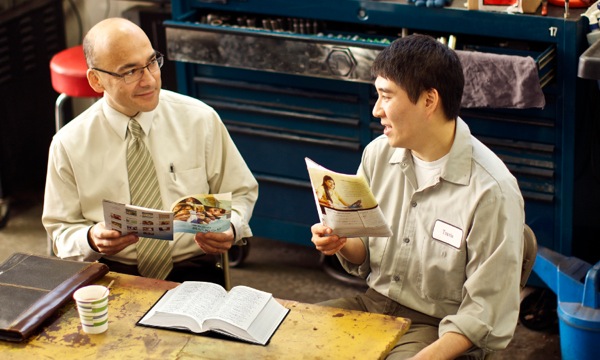 여호와의 증인이 ‘하느님에게서 온 좋은 소식!’ 팜플렛을 사용하여 성서 연구를 사회하는 장면