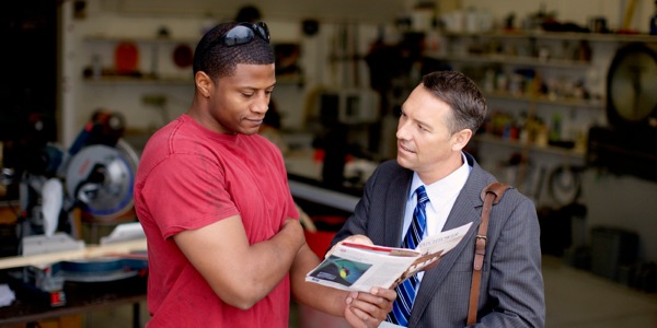 박성식과 김기철이 파수대지를 들고 성경 토의를 하는 모습