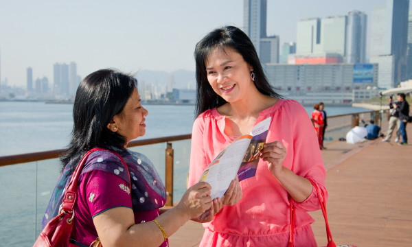 양설의가 한 여자에게 전도하고 있다